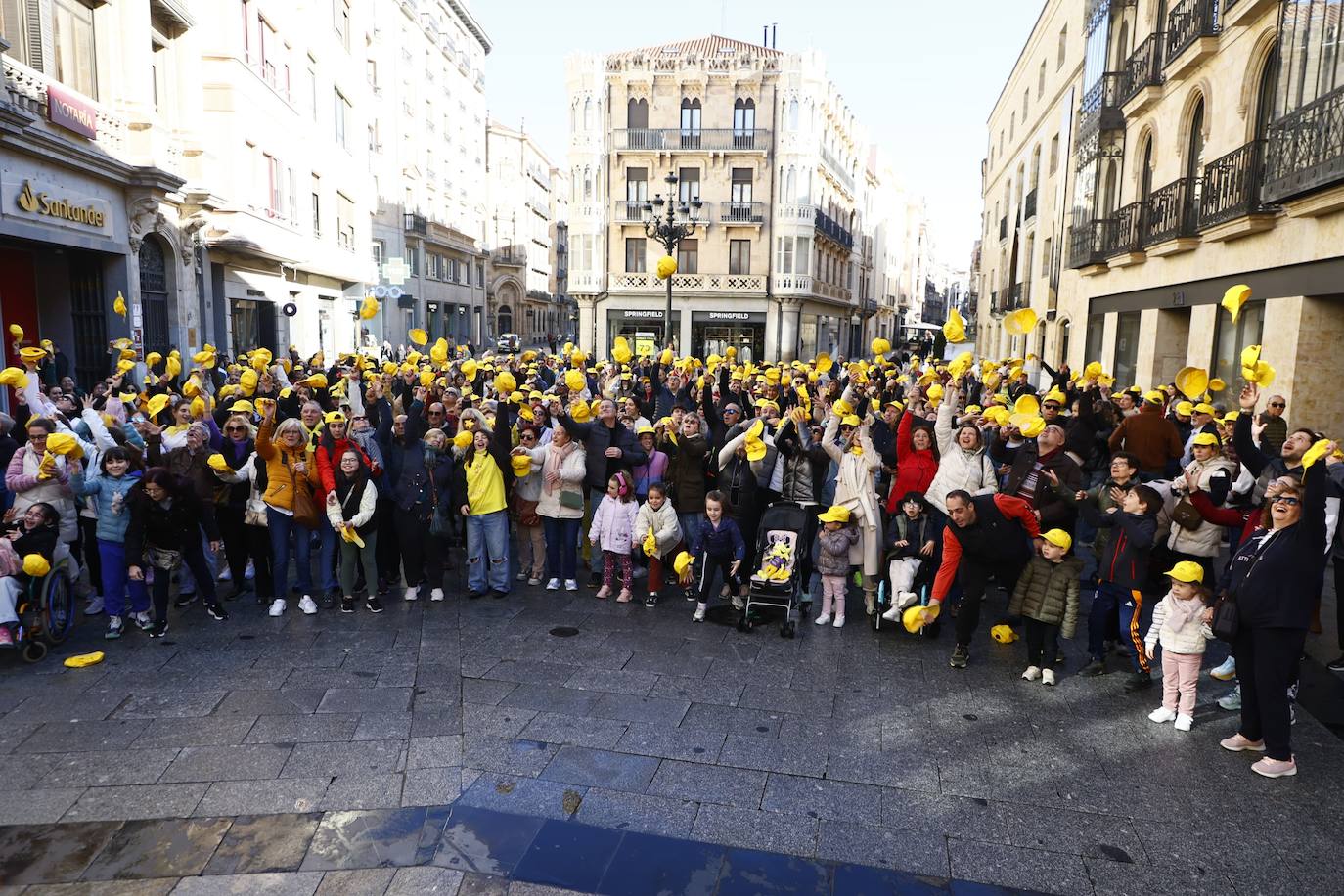 La marcha solidaria por las enfermedades raras &#039;tiñe&#039; de amarillo las calles de Salamanca