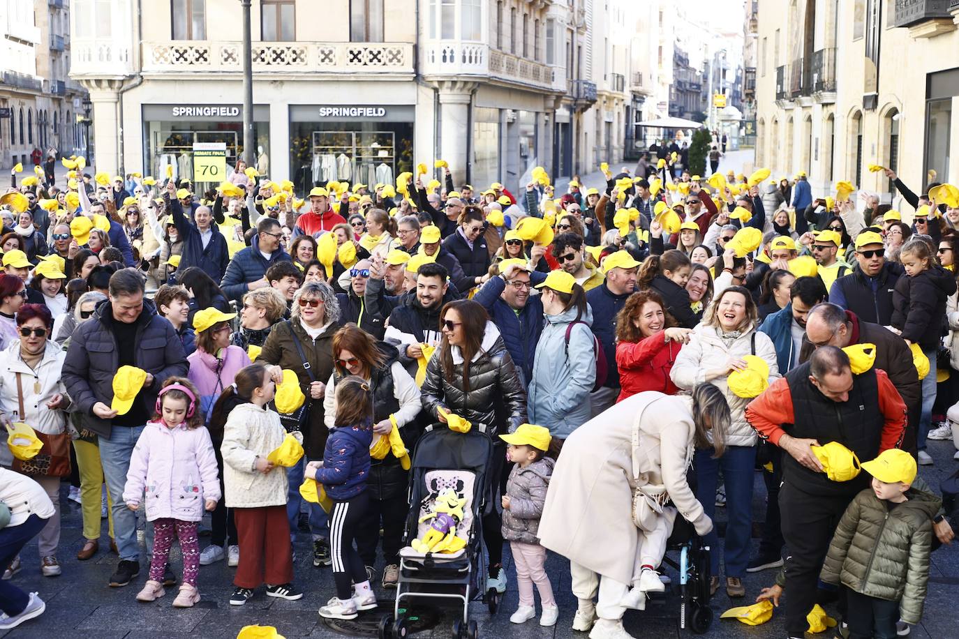 La marcha solidaria por las enfermedades raras &#039;tiñe&#039; de amarillo las calles de Salamanca