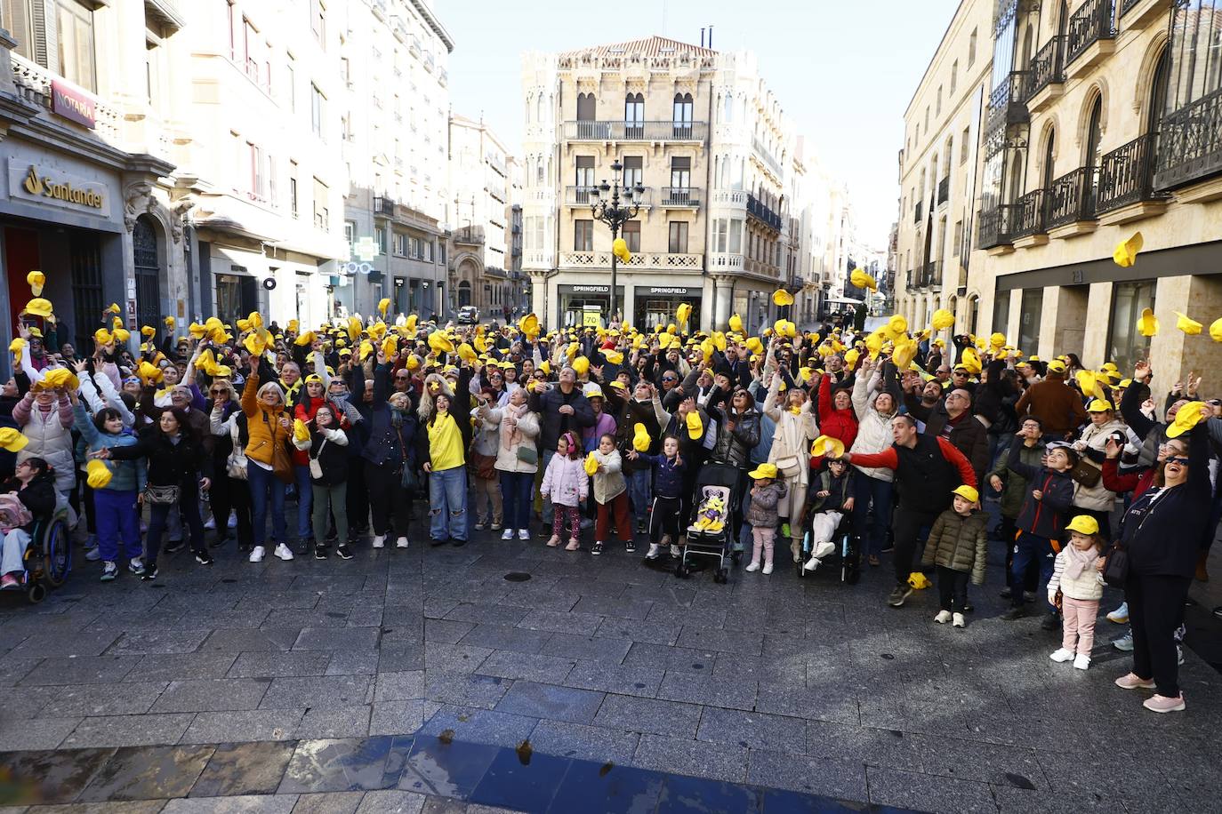 La marcha solidaria por las enfermedades raras &#039;tiñe&#039; de amarillo las calles de Salamanca