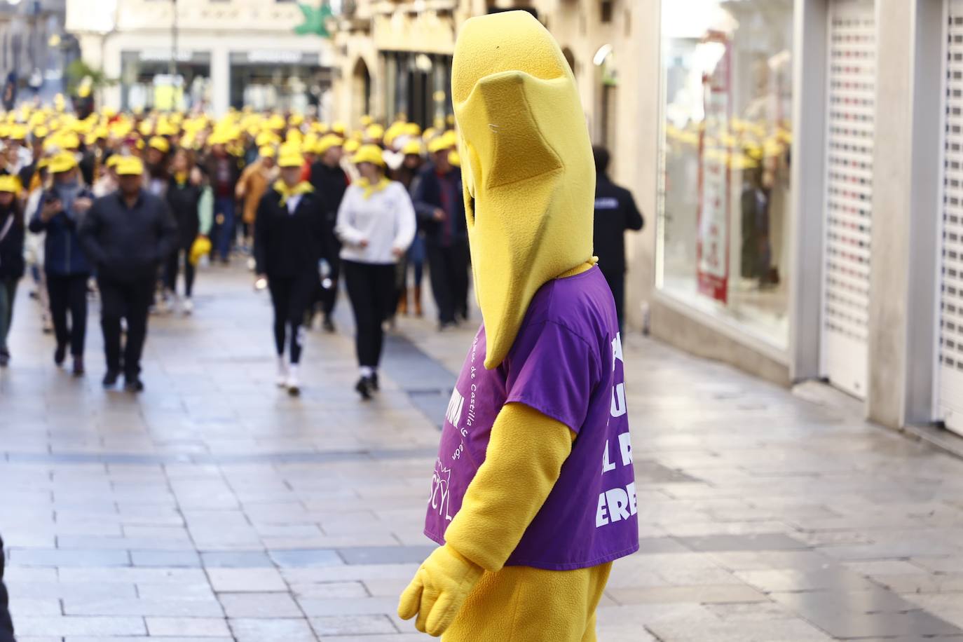 La marcha solidaria por las enfermedades raras &#039;tiñe&#039; de amarillo las calles de Salamanca