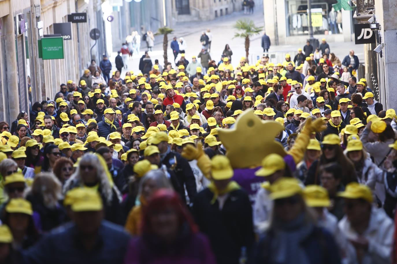 La marcha solidaria por las enfermedades raras &#039;tiñe&#039; de amarillo las calles de Salamanca