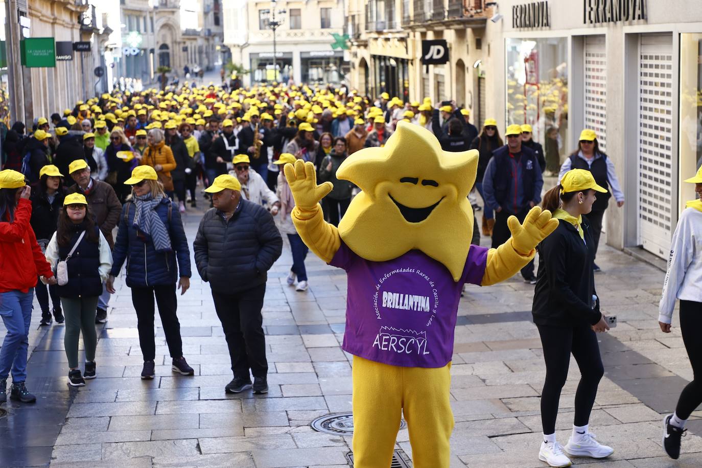 La marcha solidaria por las enfermedades raras &#039;tiñe&#039; de amarillo las calles de Salamanca