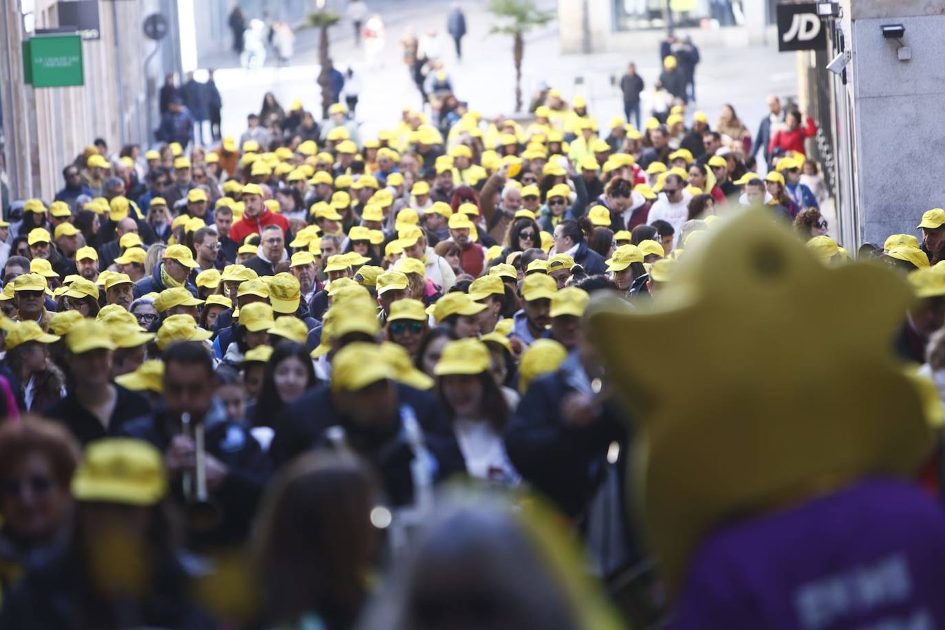 La marcha solidaria por las enfermedades raras &#039;tiñe&#039; de amarillo las calles de Salamanca