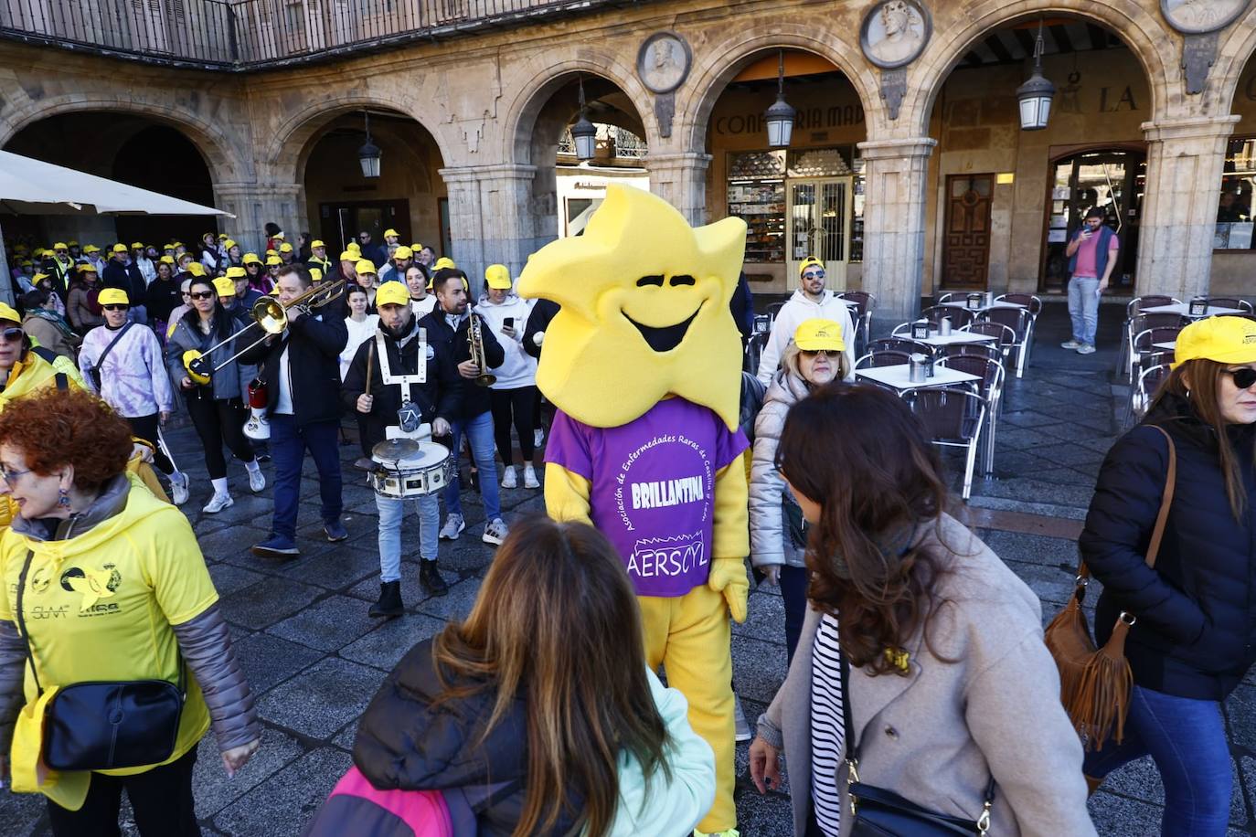 La marcha solidaria por las enfermedades raras &#039;tiñe&#039; de amarillo las calles de Salamanca