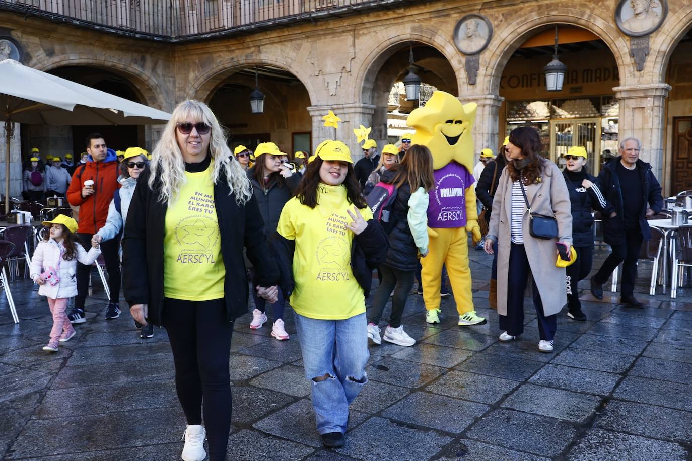 La marcha solidaria por las enfermedades raras &#039;tiñe&#039; de amarillo las calles de Salamanca