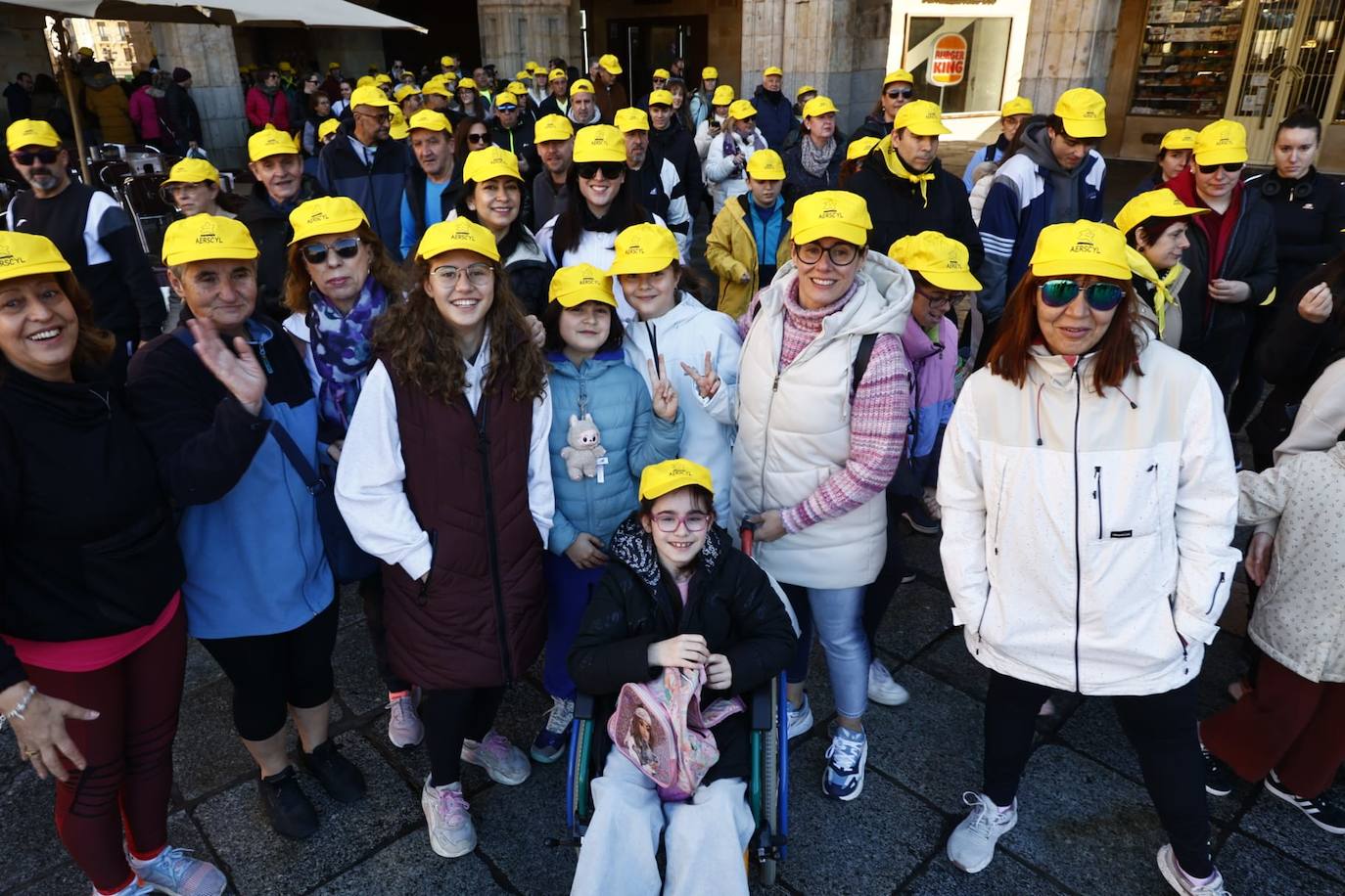 La marcha solidaria por las enfermedades raras &#039;tiñe&#039; de amarillo las calles de Salamanca