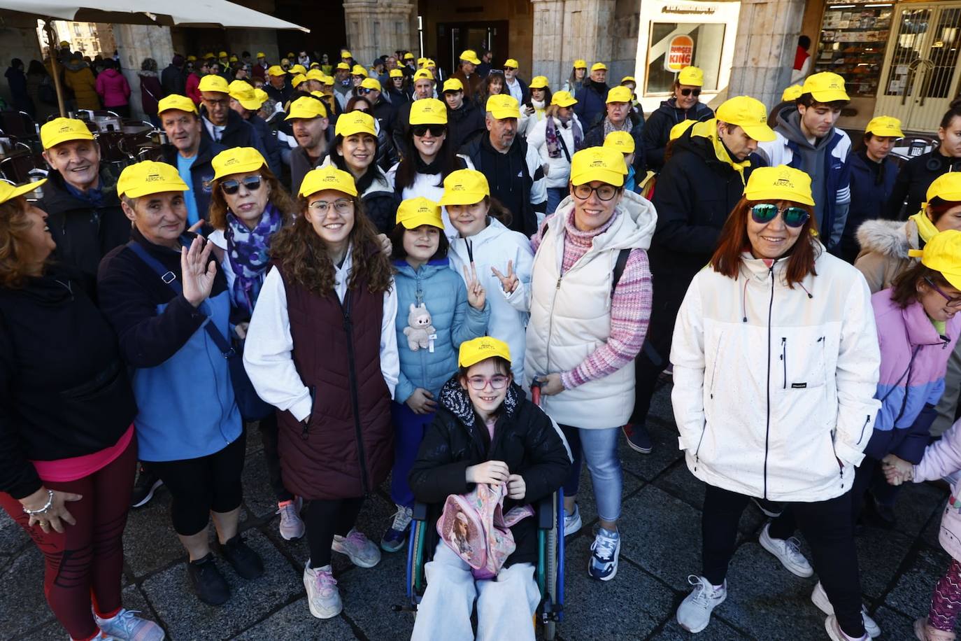 La marcha solidaria por las enfermedades raras &#039;tiñe&#039; de amarillo las calles de Salamanca