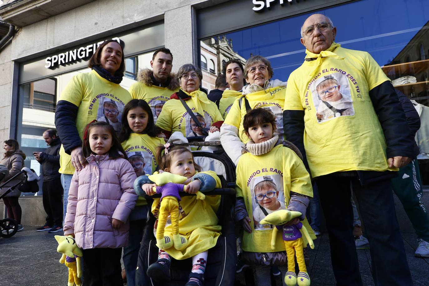 La marcha solidaria por las enfermedades raras &#039;tiñe&#039; de amarillo las calles de Salamanca