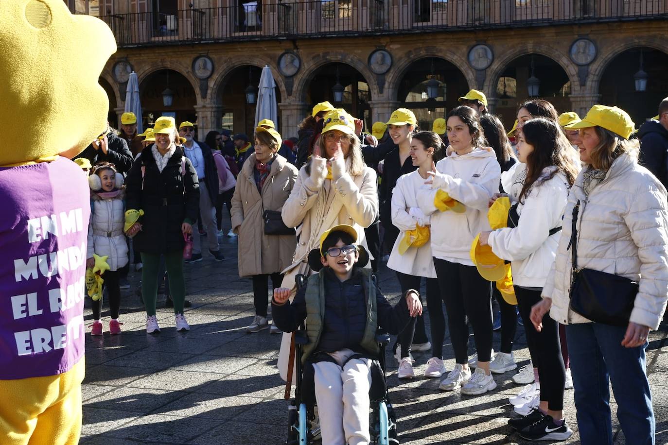 La marcha solidaria por las enfermedades raras &#039;tiñe&#039; de amarillo las calles de Salamanca