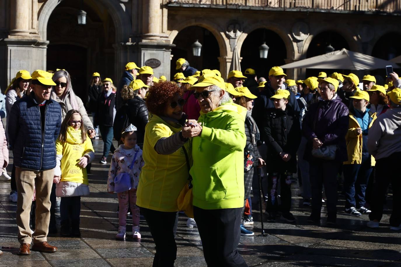 La marcha solidaria por las enfermedades raras &#039;tiñe&#039; de amarillo las calles de Salamanca