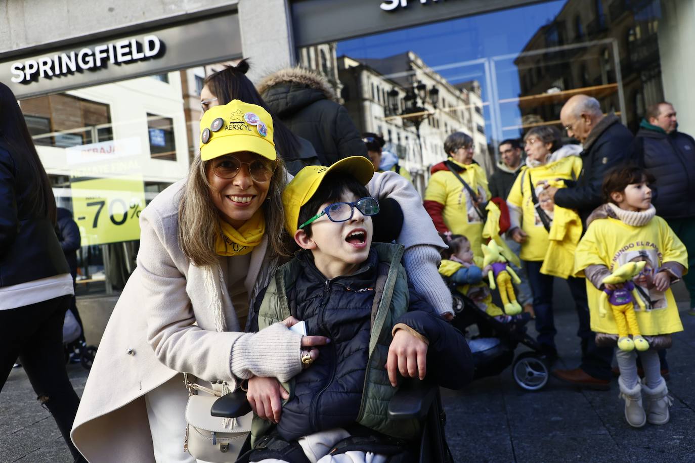 La marcha solidaria por las enfermedades raras &#039;tiñe&#039; de amarillo las calles de Salamanca