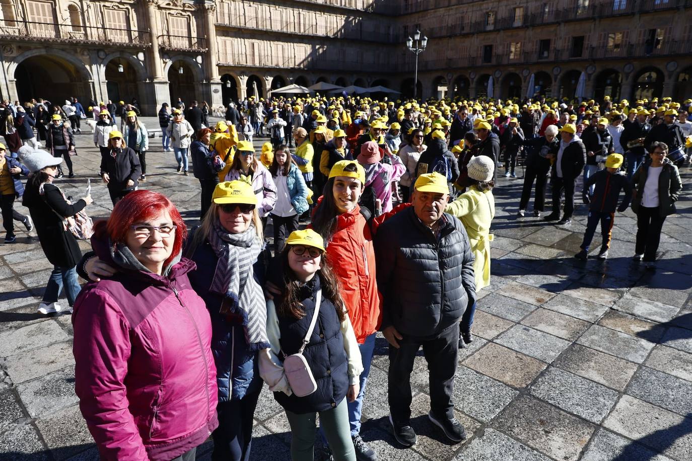 La marcha solidaria por las enfermedades raras &#039;tiñe&#039; de amarillo las calles de Salamanca