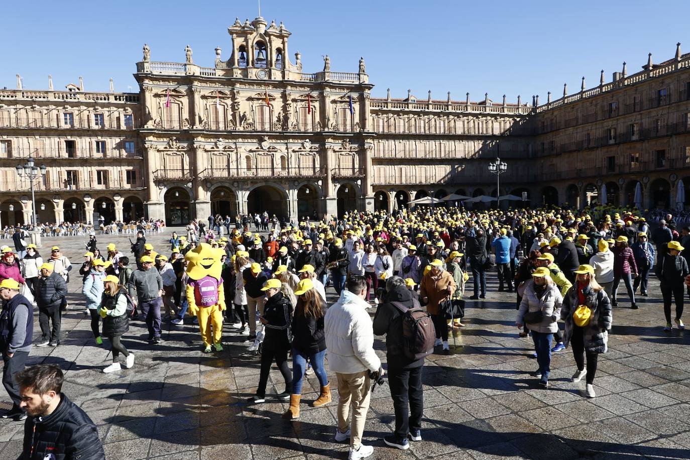 La marcha solidaria por las enfermedades raras &#039;tiñe&#039; de amarillo las calles de Salamanca