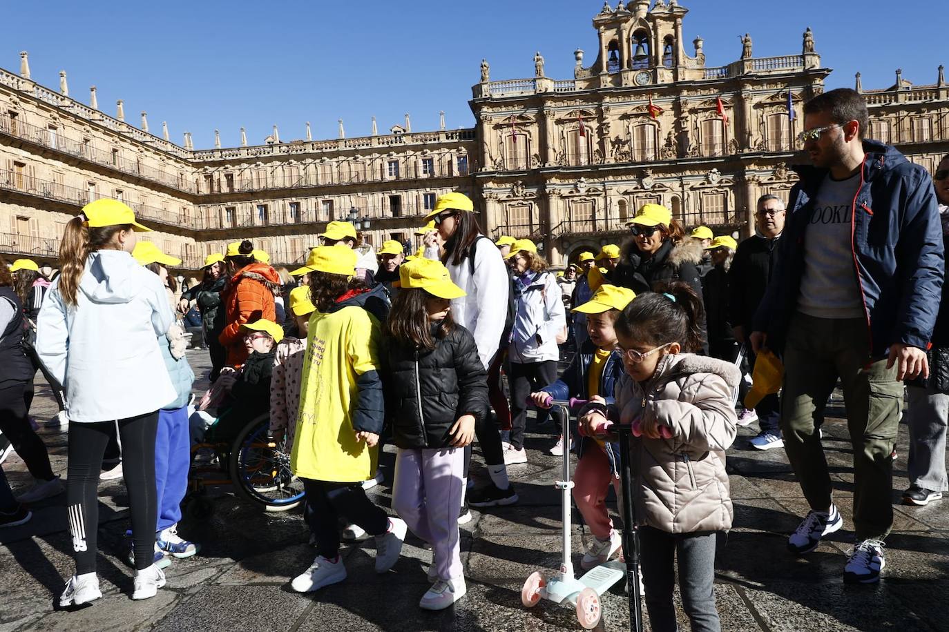 La marcha solidaria por las enfermedades raras &#039;tiñe&#039; de amarillo las calles de Salamanca