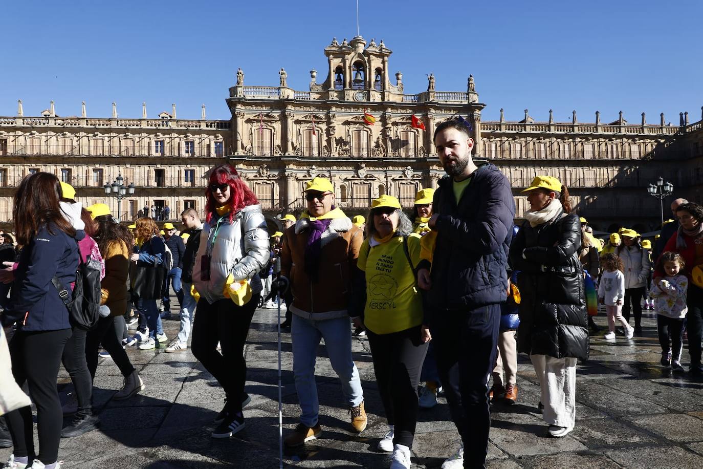 La marcha solidaria por las enfermedades raras &#039;tiñe&#039; de amarillo las calles de Salamanca