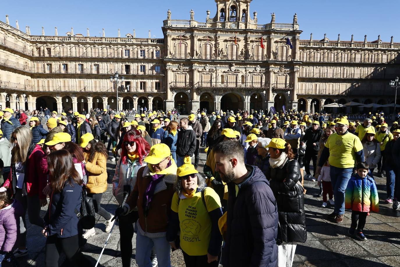 La marcha solidaria por las enfermedades raras &#039;tiñe&#039; de amarillo las calles de Salamanca