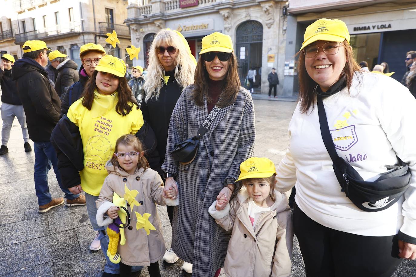 La marcha solidaria por las enfermedades raras &#039;tiñe&#039; de amarillo las calles de Salamanca