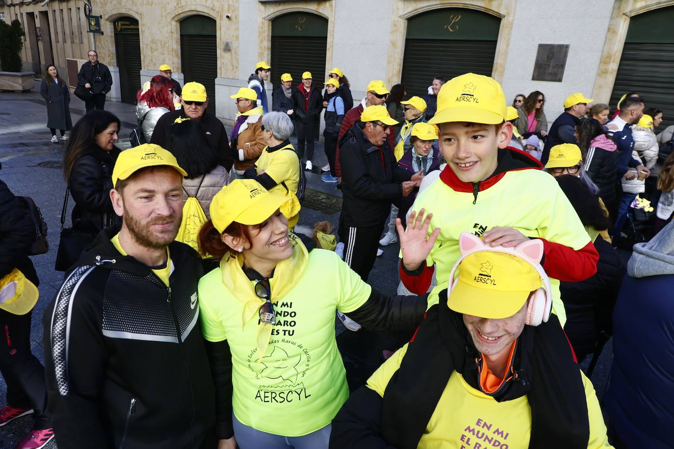 La marcha solidaria por las enfermedades raras &#039;tiñe&#039; de amarillo las calles de Salamanca