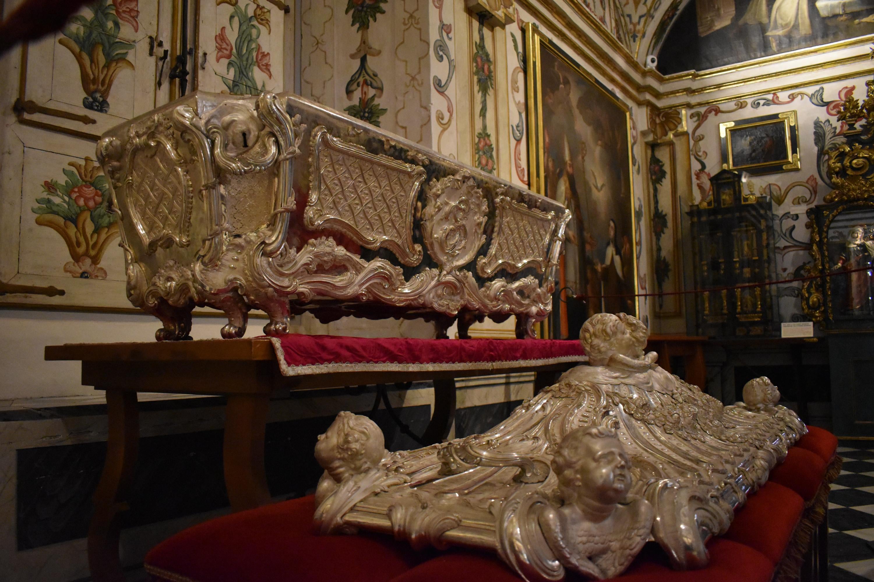 Alba de Tormes venera la urna de plata de Santa Teresa a la espera del cuerpo después de 111 años