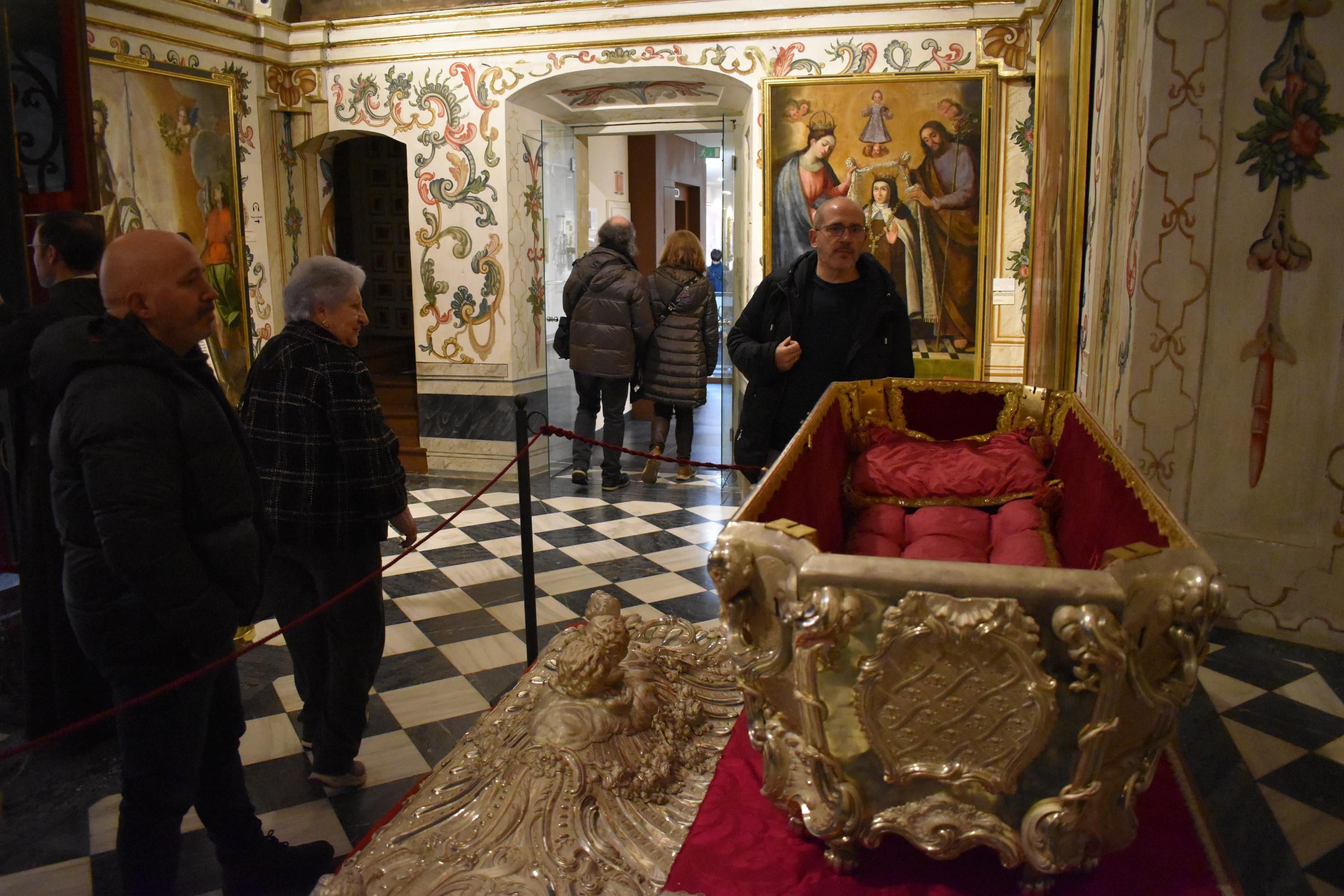 Alba de Tormes venera la urna de plata de Santa Teresa a la espera del cuerpo después de 111 años