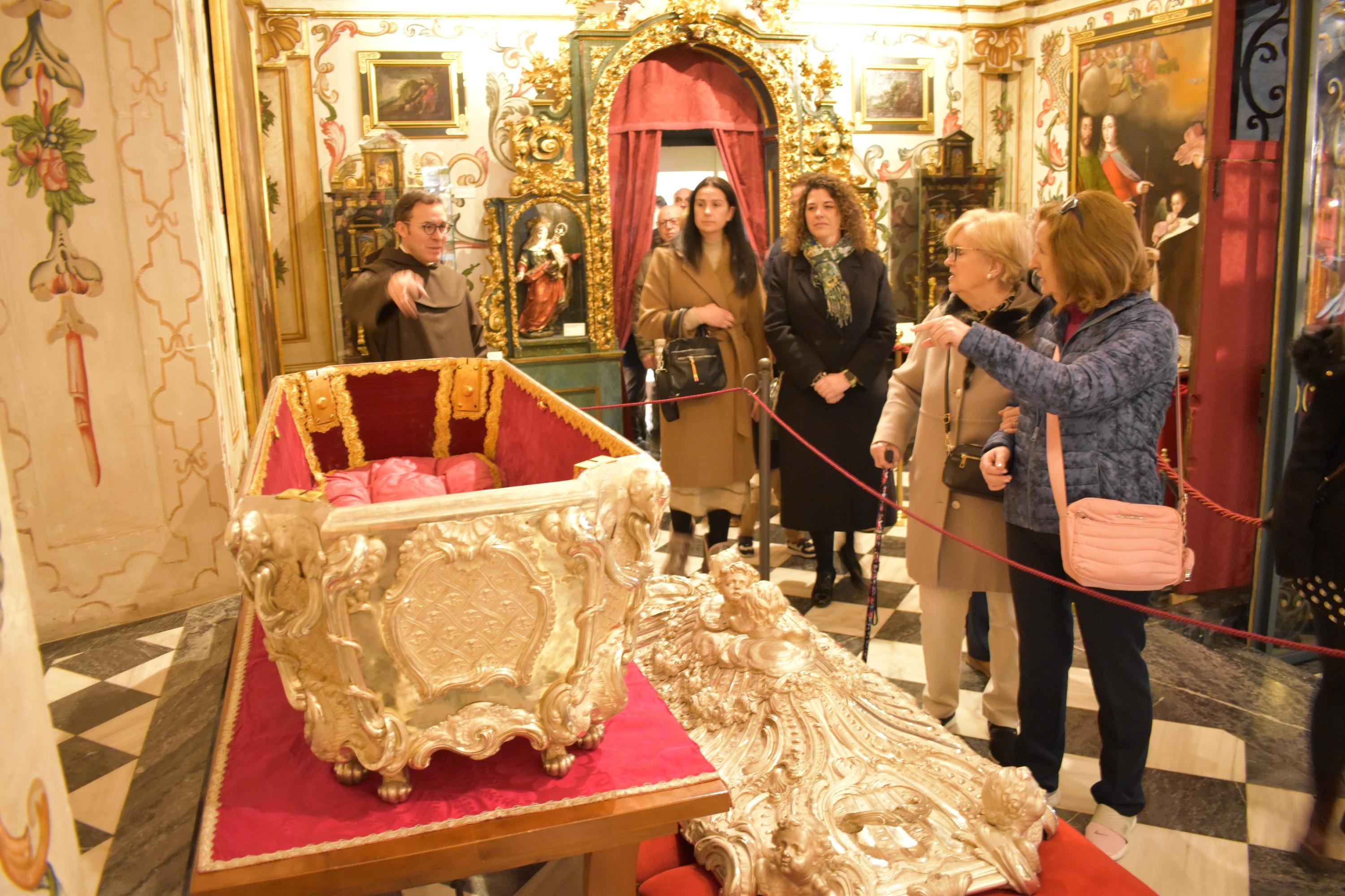 Alba de Tormes venera la urna de plata de Santa Teresa a la espera del cuerpo después de 111 años