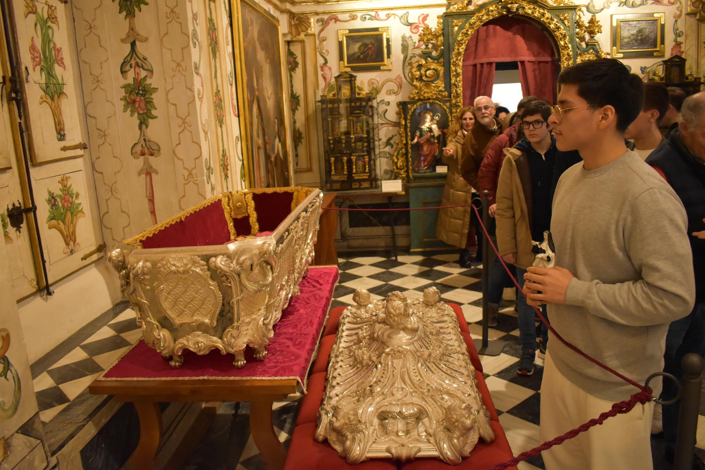 Alba de Tormes venera la urna de plata de Santa Teresa a la espera del cuerpo después de 111 años