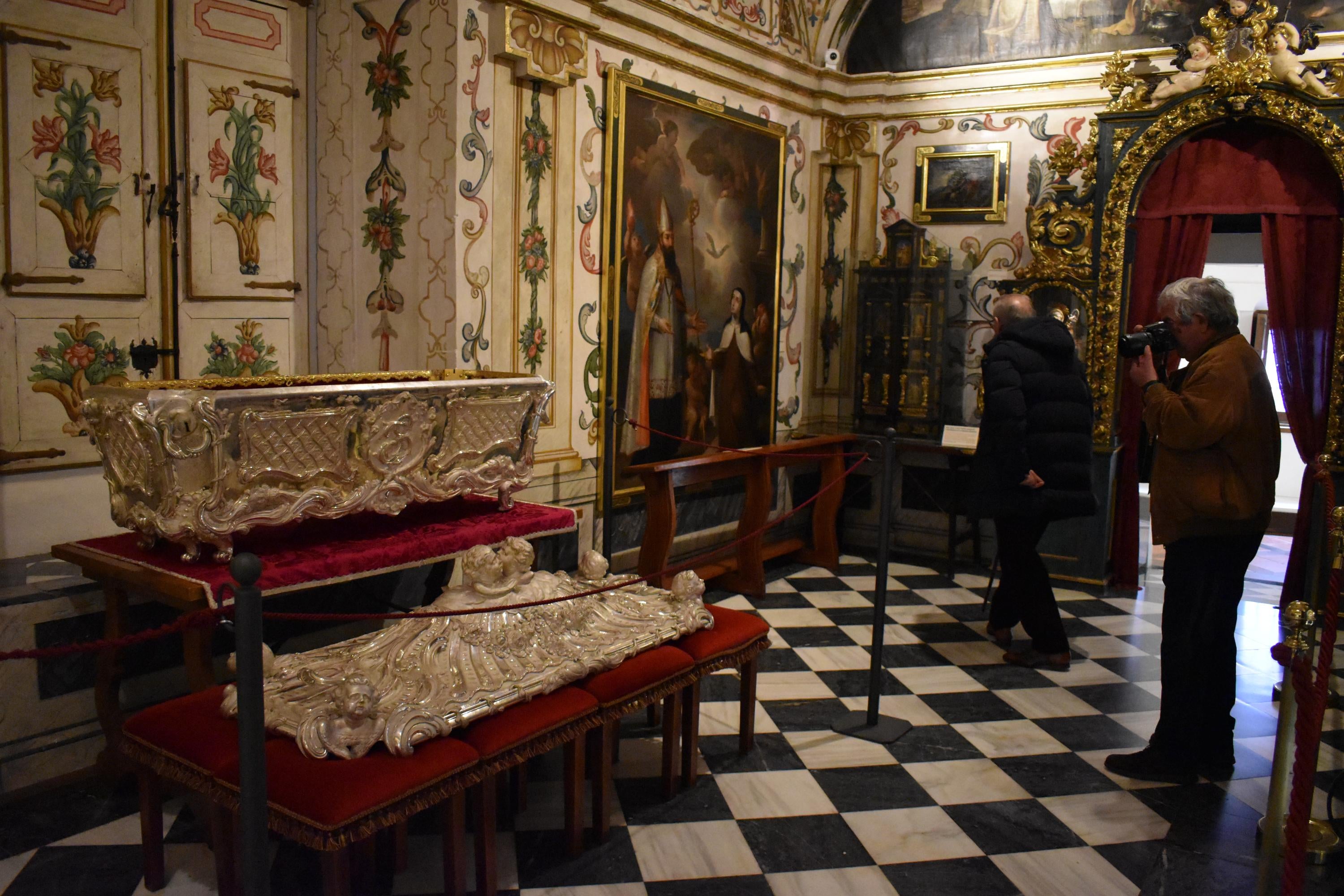 Alba de Tormes venera la urna de plata de Santa Teresa a la espera del cuerpo después de 111 años