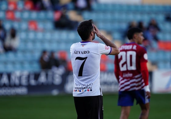 Alvarito se lleva las manos a la cabeza tras desperdiciar una de las pocas ocasiones que tuvo su equipo este domingo.