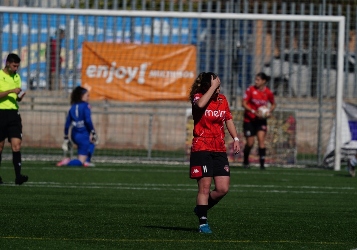 María se lleva las manos a la cabeza tras un tanto del Madrid CF C.