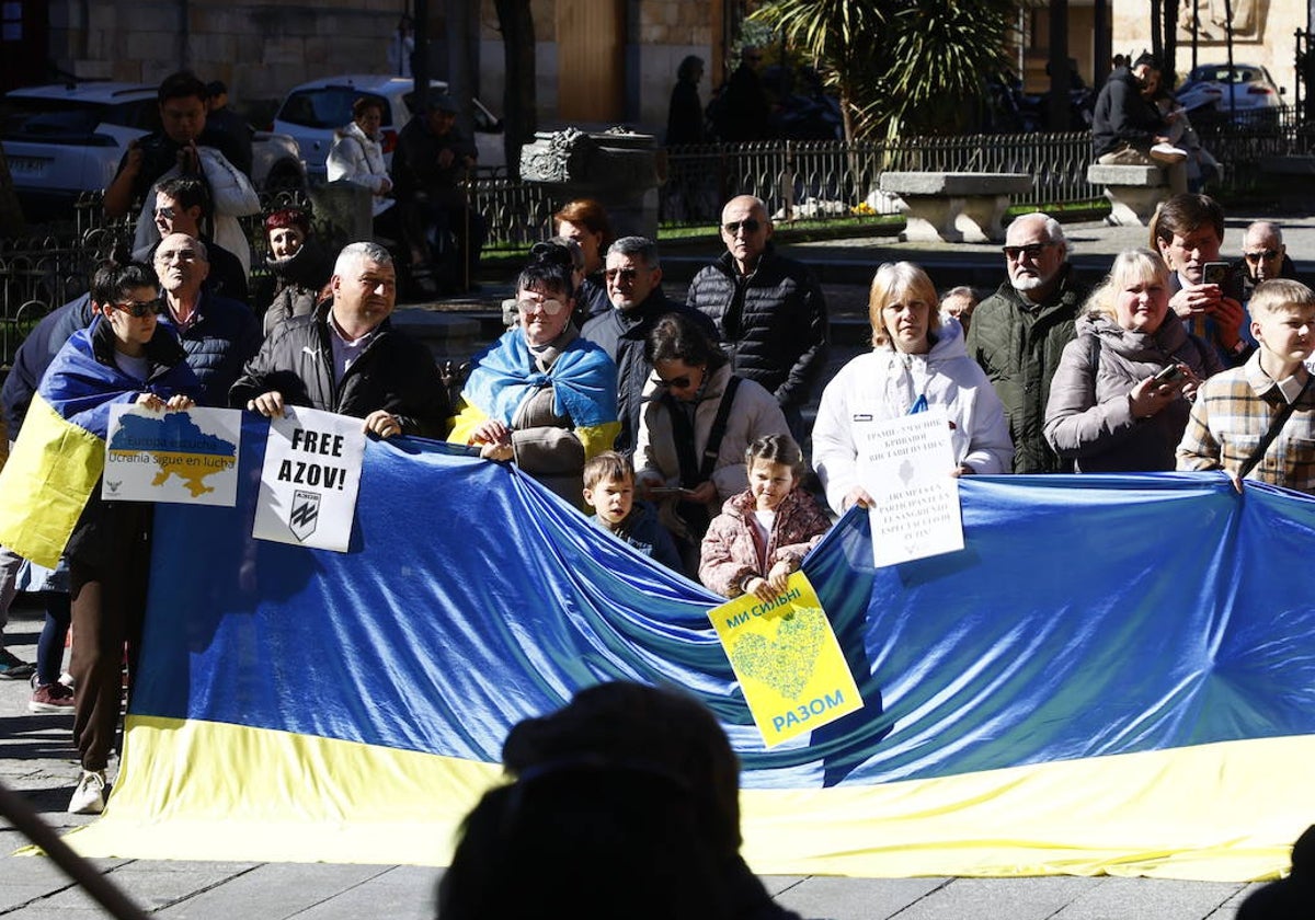 Asistentes a la manifestación de este domingo en favor de Ucrania.