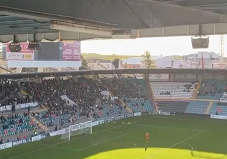 Los aficionados del Salamanca UDS, en el Estadio Helmántico, durante los primeros minutos del partido ante la Unión Deportiva Llanera.