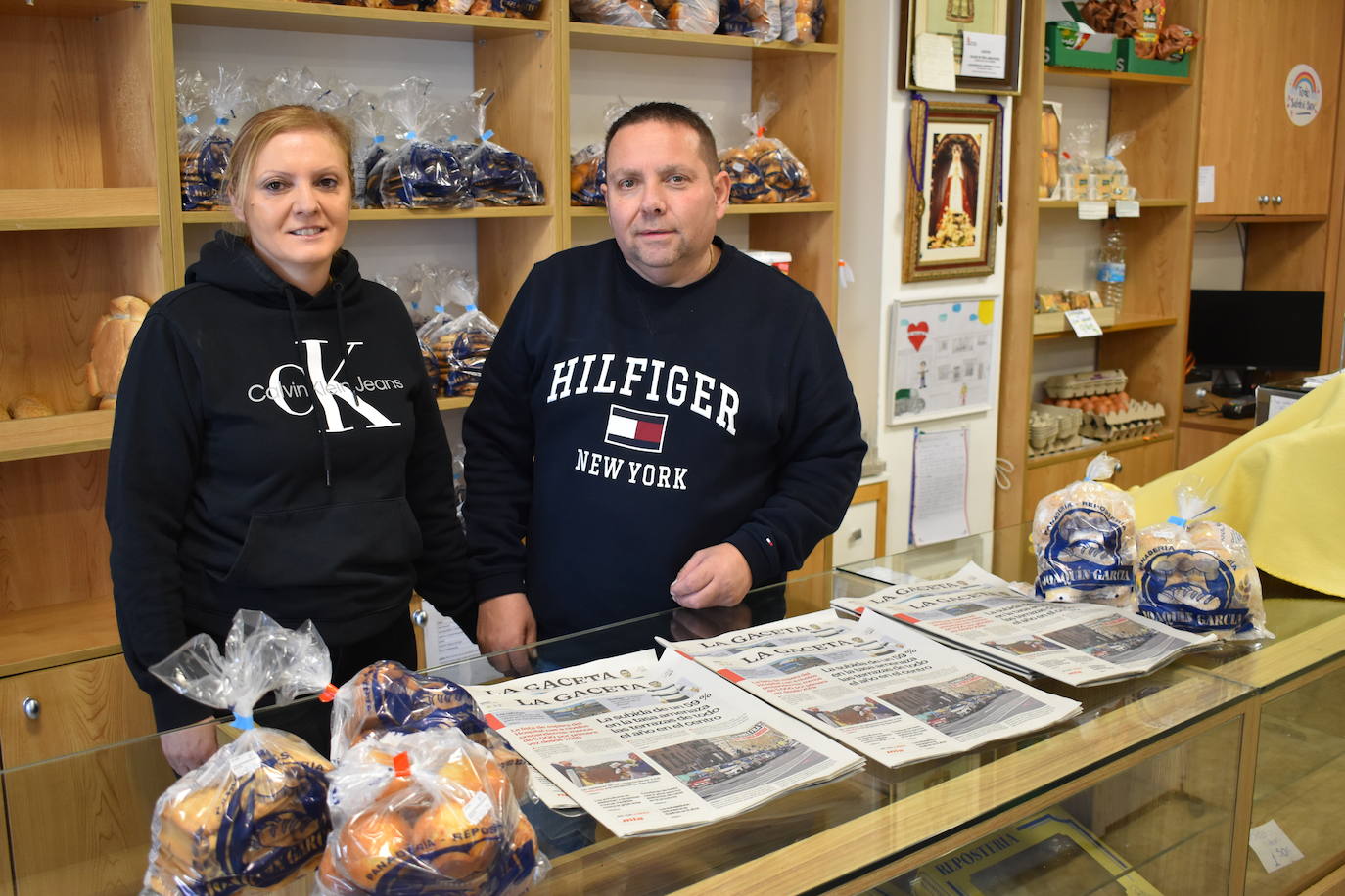 Rafi Martín y Joaquín García, en su kiosko.