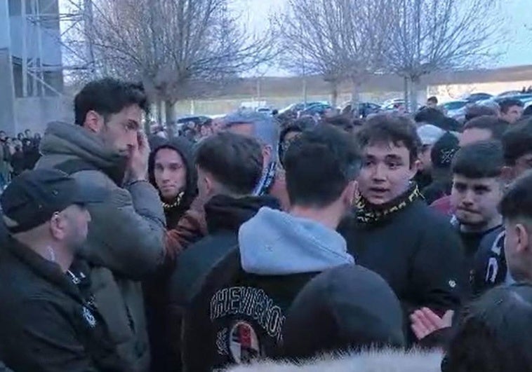 Jon Villanueva y Diego Benito, hablando con los aficionados del Salamanca UDS tras la derrota sufrida ante la Unión Deportiva Llanera.