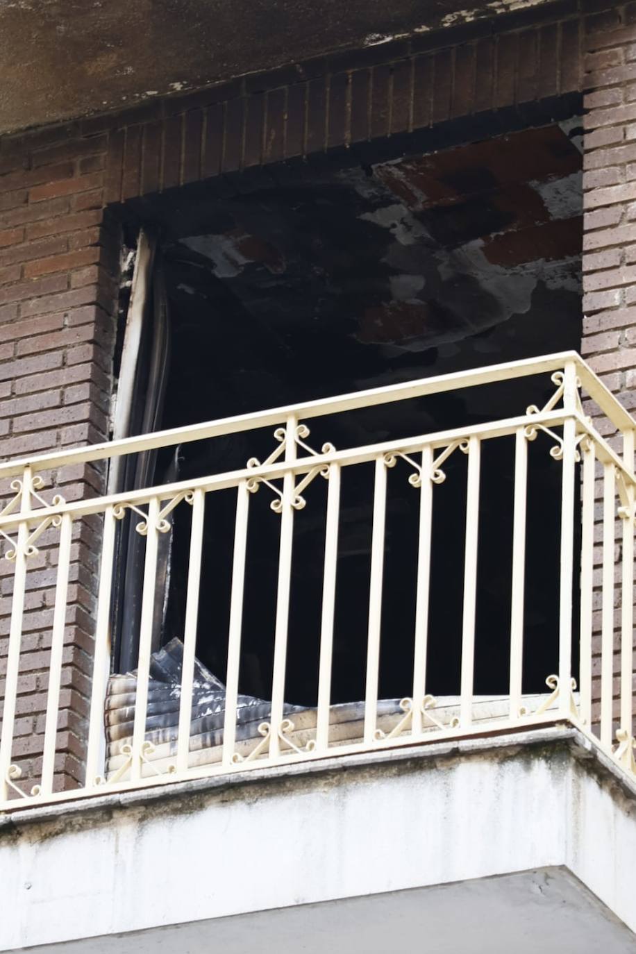 Así ha quedado la vivienda incendiada en la calle Argentina