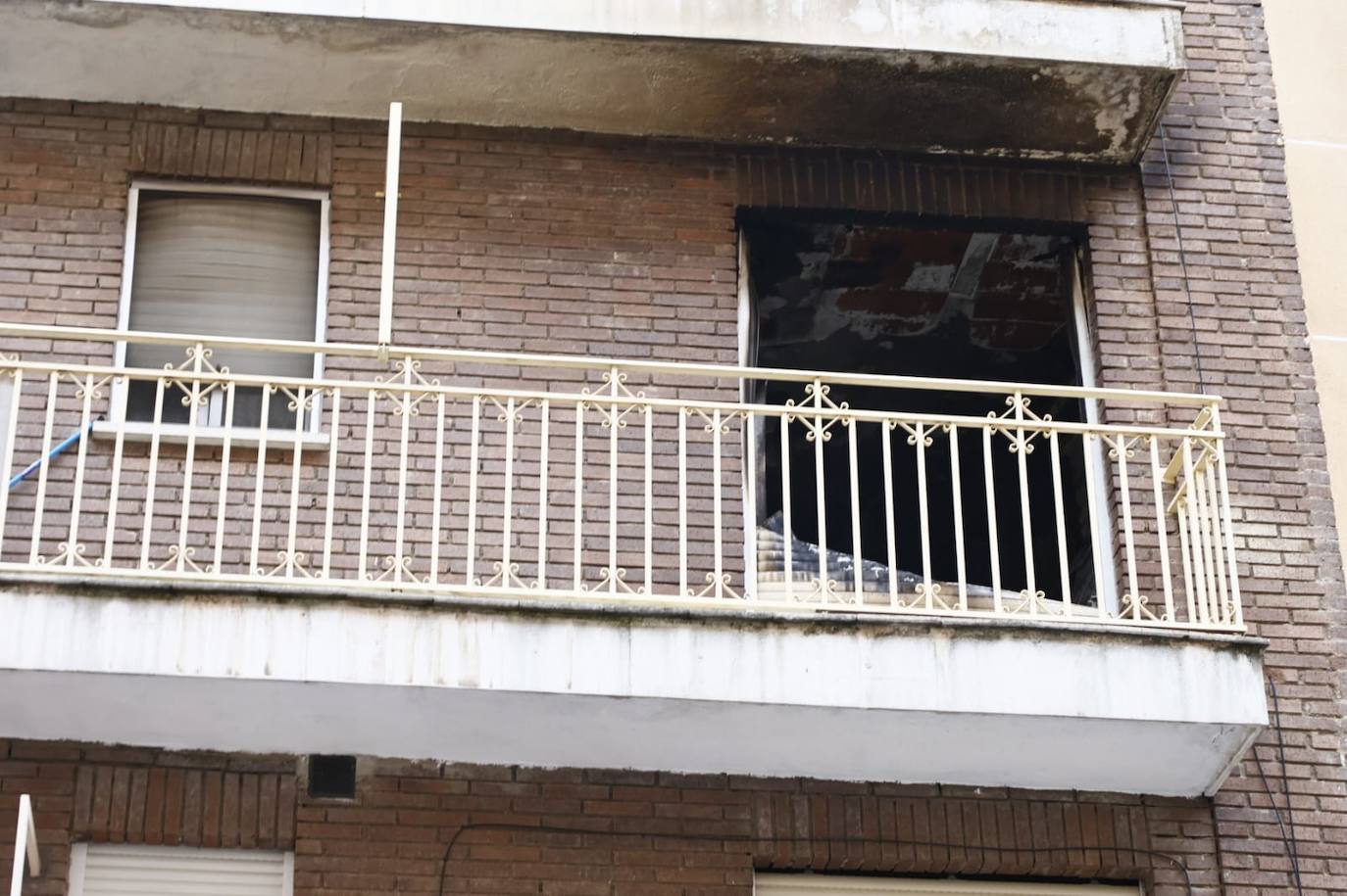 Así ha quedado la vivienda incendiada en la calle Argentina