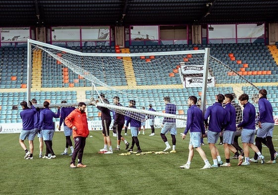 Los jugadores del Salamanca UDS cargando con una portería abatible durante la sesión de ayer llevada a cabo en el estadio Helmántico.