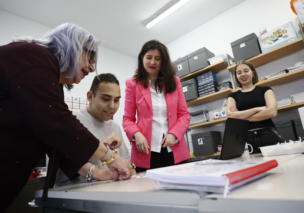 Miryam Rodríguez, la concejala de Familia e Igualdad de Oportunidades del Ayuntamiento, junto a un chico con autismo este lunes en el Centro de Día Los Cedros.