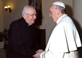 Fernando Vérgez, junto al papa Francisco.