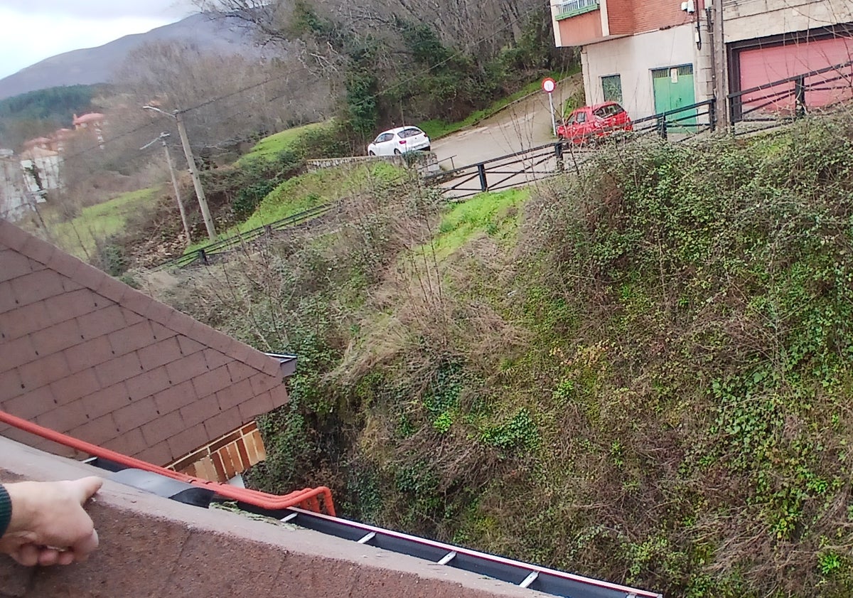 Imagen principal - Los afectados por el talud desplomado sobre un edificio en Béjar claman por una solución definitiva catorce años después