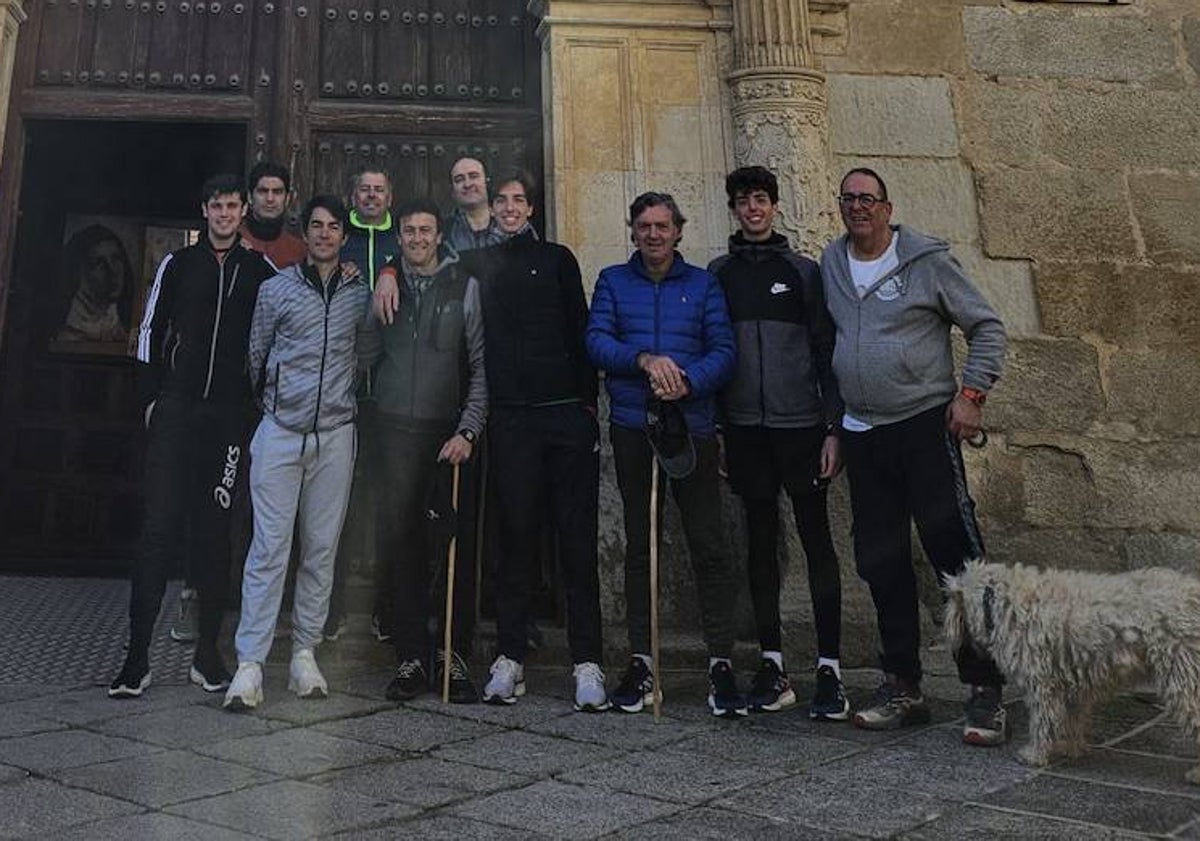 Imagen principal - Varios momentos de la peregrinación de los toreros salmantinos desde la capital hasta Alba de Tormes.