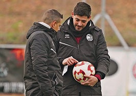 Dani Llácer y Edgar Ponce, segundo entrenador de Unionistas, charlan durante una sesión de trabajo.