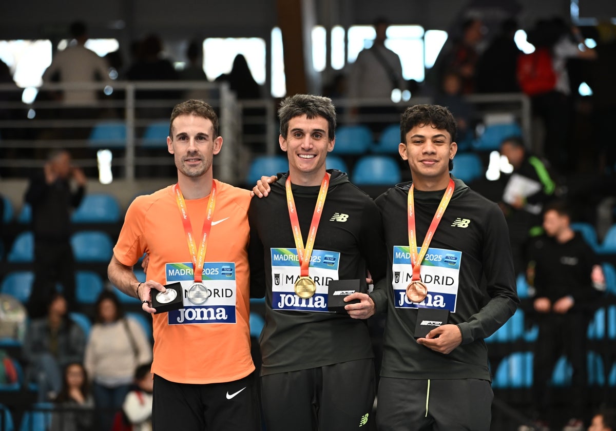 Álvaro de Arriba, primero por la izquierda, con la medalla de plata en el pasado Nacional de Madrid.