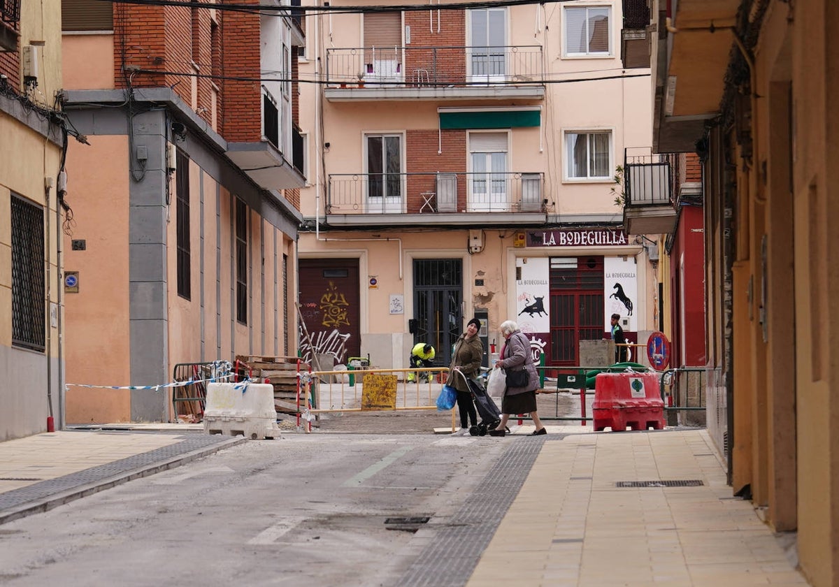 Obras de Entornos Escolares en la calle Los Hidalgos, este martes.