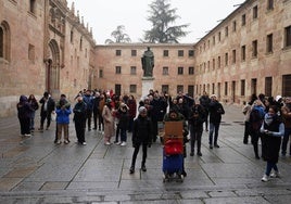 Un grupo de turistas admirando la fachada del Edificio Histórico de la Universidad.