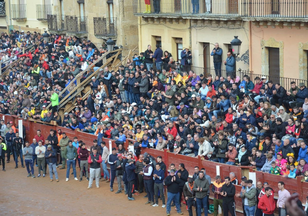 Tablaos de la plaza y balcones con gente.