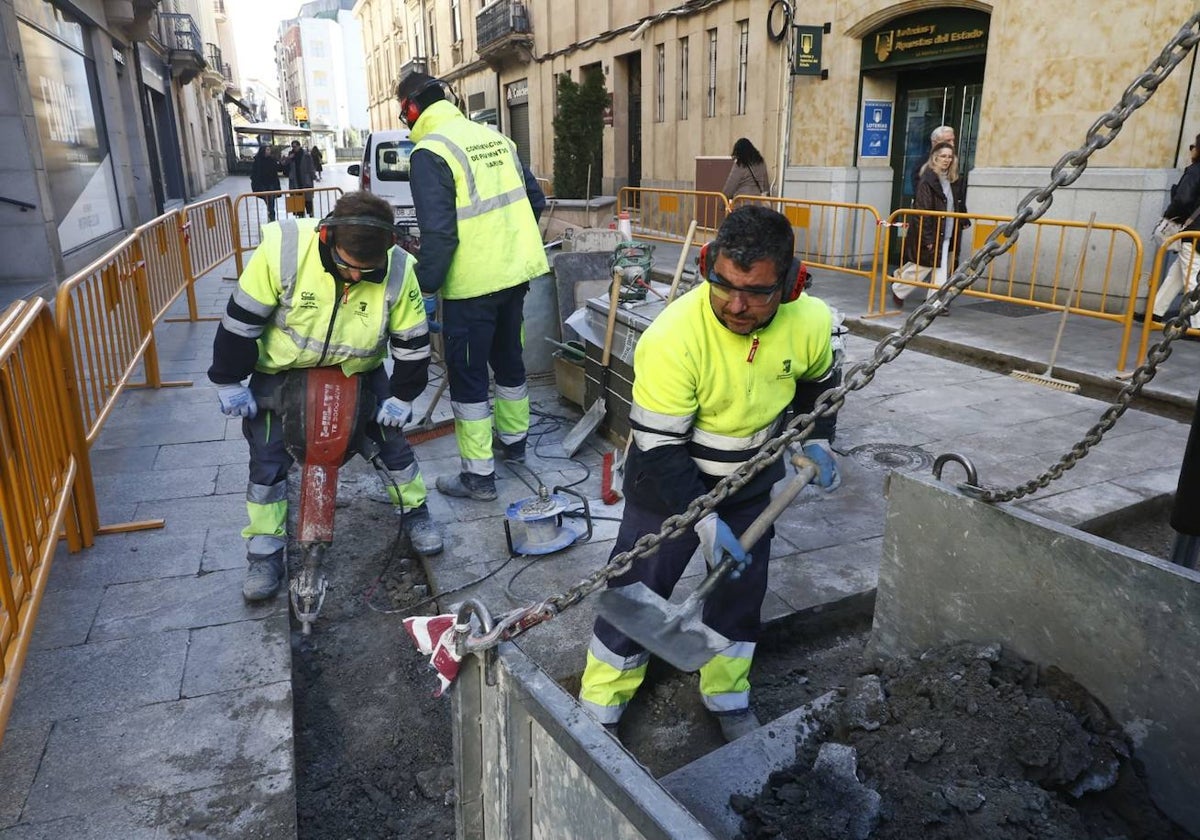 Operarios, este miércoles sustituyendo las antiguas baldosas negras.