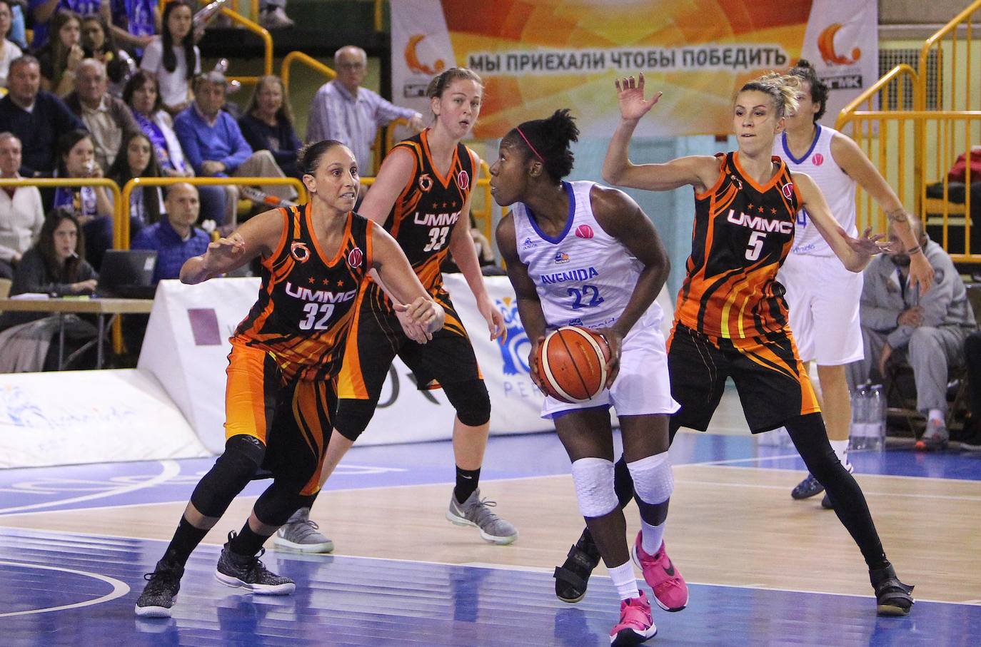 Euroliga femenina. Taurasi con el Ekaterimburgo pierde ante Avenida 56-43. Ataque de Givens entre Taurasi y Belyakova. 