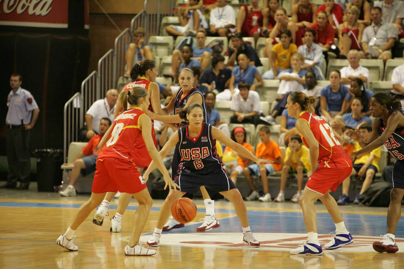 Torneo Ciudad de Salamanca de baloncesto femenino en el Multiusos. Final España vs. Estados Unidos (61-77). Marta Fernández con el balón frente a Bird, Cebrián, Taurasi y Pons