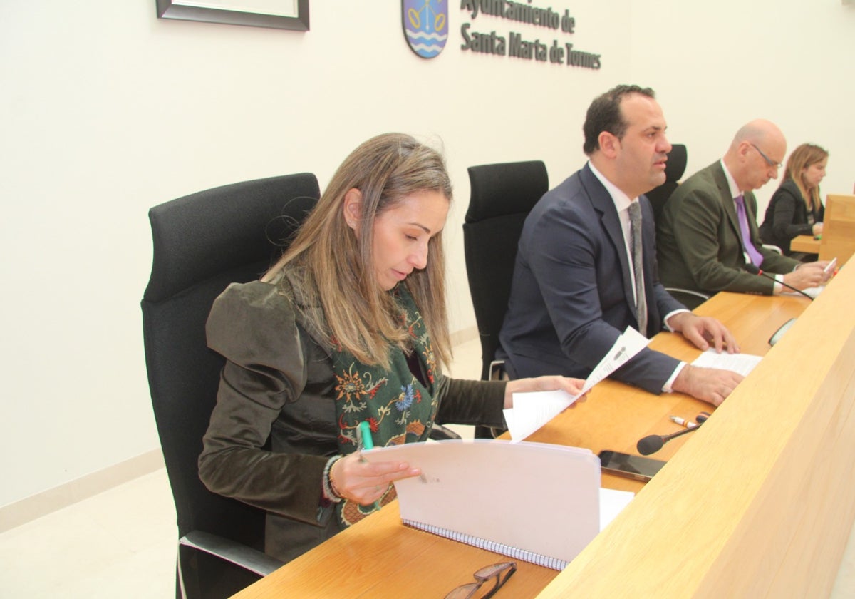 Marta Labrador, David Mingo y Jesús Hernández, en la sesión plenaria de Santa Marta de Tormes.