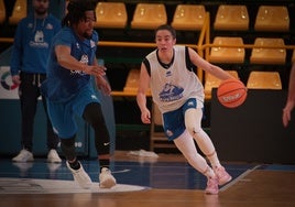 Ayo Akinwole y Marija Lekovic, en el entrenamiento de este jueves.